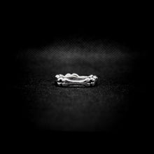 Cargar imagen en el visor de la galería, ANILLO HUESOS BANDA
