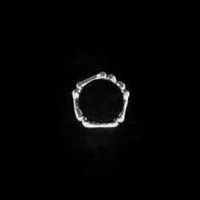 Cargar imagen en el visor de la galería, ANILLO HUESOS BANDA

