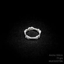 Cargar imagen en el visor de la galería, ANILLO HUESOS BANDA
