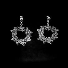 Cargar imagen en el visor de la galería, ARETES LARGOS FLORES
