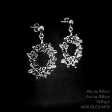 Cargar imagen en el visor de la galería, ARETES LARGOS FLORES
