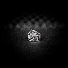 Cargar imagen en el visor de la galería, ANILLO CORAZÓN FLOR
