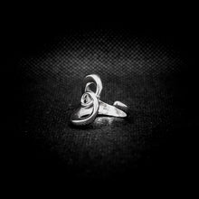 Cargar imagen en el visor de la galería, ANILLO CORAZÓN ENTRELAZADO
