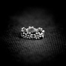 Cargar imagen en el visor de la galería, ANILLO BANDA FLORES
