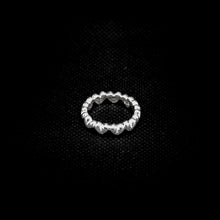 Cargar imagen en el visor de la galería, ANILLO BANDA CORAZONES
