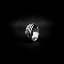 Cargar imagen en el visor de la galería, ANILLO BANDA CON CRUCEZ
