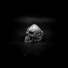 Cargar imagen en el visor de la galería, ANILLO CRÁNEO GRABADO ARTESANAL
