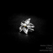 Cargar imagen en el visor de la galería, ANILLO FLOR CON PERLA
