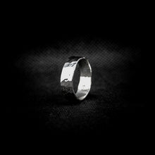 Cargar imagen en el visor de la galería, ANILLO BANDA MARTILLADO
