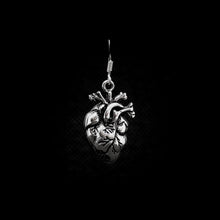 Cargar imagen en el visor de la galería, ARETES CORAZÓN ANATÓMICO
