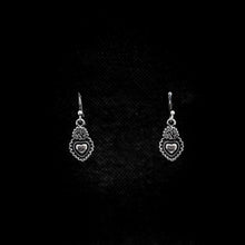 Cargar imagen en el visor de la galería, ARETES CORAZÓN

