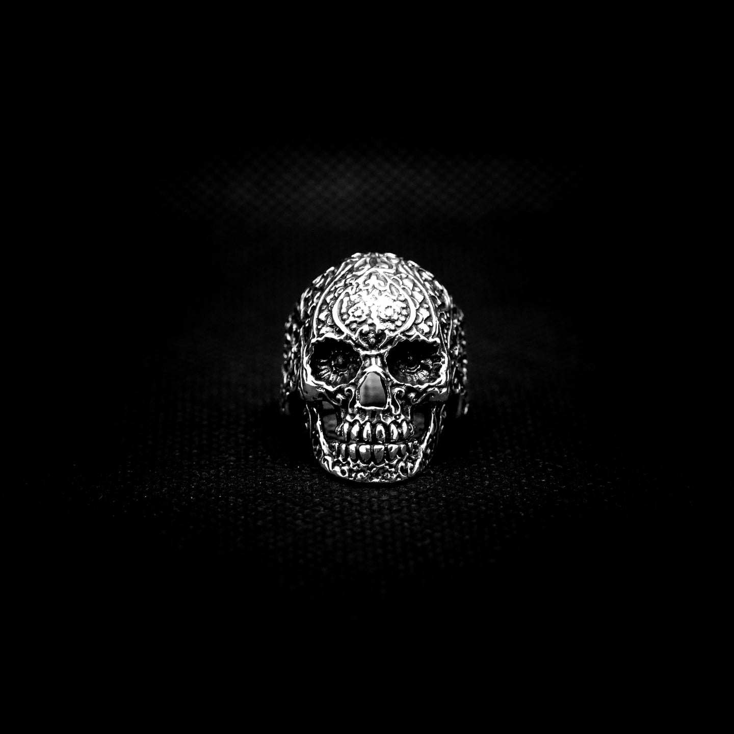 ANILLO CRÁNEO GRABADO ARTESANAL