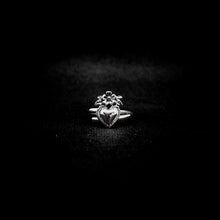 Cargar imagen en el visor de la galería, ANILLO CORAZÓN CON FLOR
