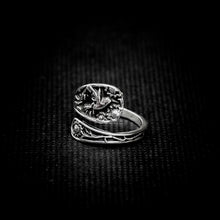 Cargar imagen en el visor de la galería, ANILLO COLIBRÍ Y FLORES AJUSTABLE
