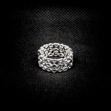 Cargar imagen en el visor de la galería, ANILLO BANDA CORAZONES
