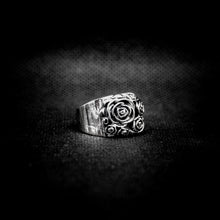 Cargar imagen en el visor de la galería, ANILLO BANDA CON ROSAS

