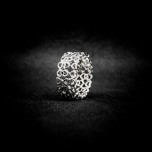 Cargar imagen en el visor de la galería, ANILLO BANDA CORAZONES
