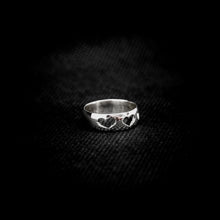 Cargar imagen en el visor de la galería, ANILLO BANDA CORAZONES
