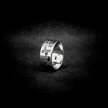 Cargar imagen en el visor de la galería, ANILLO BANDA CON MARIPOSAS
