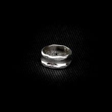 Cargar imagen en el visor de la galería, ANILLO BANDA CON DISEÑO
