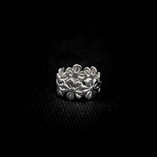 Cargar imagen en el visor de la galería, ANILLO BANDA CON MARGARITAS
