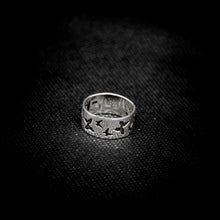 Cargar imagen en el visor de la galería, ANILLO BANDA CON MARIPOSAS
