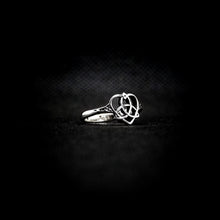 Cargar imagen en el visor de la galería, ANILLO TRIQUETA
