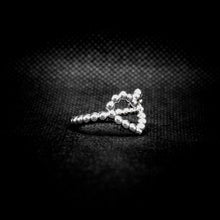 Cargar imagen en el visor de la galería, ANILLO CORAZÓN CUENTAS

