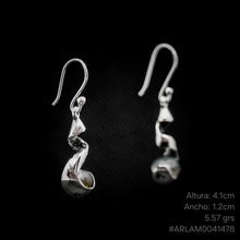 Cargar imagen en el visor de la galería, ARETE ESPIRAL CON PERLA
