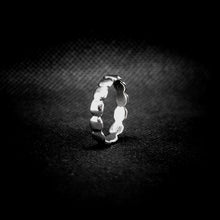 Cargar imagen en el visor de la galería, ANILLO BANDA CON PUNTOS
