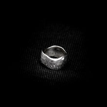 Cargar imagen en el visor de la galería, ANILLO BANDA MARTILLADA
