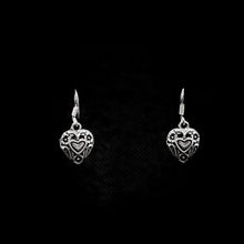 Cargar imagen en el visor de la galería, ARETES CORAZÓN
