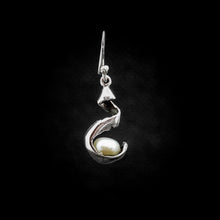 Cargar imagen en el visor de la galería, ARETE ESPIRAL CON PERLA
