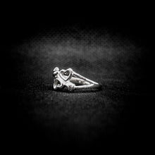 Cargar imagen en el visor de la galería, ANILLO CORAZONES
