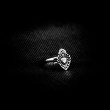 Cargar imagen en el visor de la galería, ANILLO CORAZÓN SAGRADO
