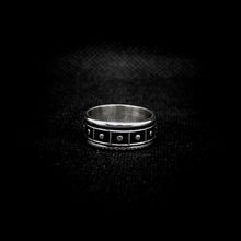 Cargar imagen en el visor de la galería, ANILLO BANDA CON PUNTOS
