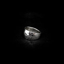 Cargar imagen en el visor de la galería, ANILLO BANDA MARTILLADA
