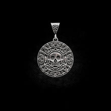 Cargar imagen en el visor de la galería, DIJE MONEDA AZTECA PIRATAS DEL CARIBE
