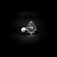 Cargar imagen en el visor de la galería, ANILLO CORAZÓN SAGRADO CON PERLA
