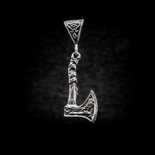 Cargar imagen en el visor de la galería, DIJE HACHA VIKINGA
