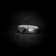 Cargar imagen en el visor de la galería, ANILLO CORAZÓN BANDA
