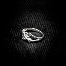 Cargar imagen en el visor de la galería, ANILLO CORAZONES
