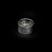 Cargar imagen en el visor de la galería, ANILLO BANDA MARTILLADA
