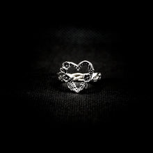 Cargar imagen en el visor de la galería, ANILLO CORAZÓN FLORAL
