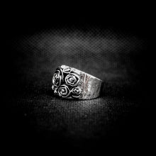 Cargar imagen en el visor de la galería, ANILLO BANDA CON ROSAS
