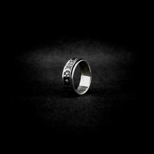 Cargar imagen en el visor de la galería, ANILLO BANDA LUNA Y ESTRELLAS

