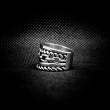 Cargar imagen en el visor de la galería, ANILLO BANDA CON ESLABONES
