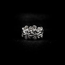 Cargar imagen en el visor de la galería, ANILLO BANDA CON MARGARITAS
