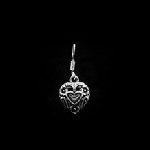 Cargar imagen en el visor de la galería, ARETES CORAZÓN
