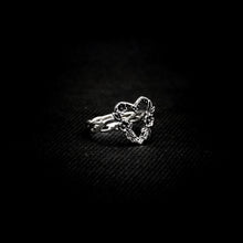 Cargar imagen en el visor de la galería, ANILLO CORAZÓN FLORAL
